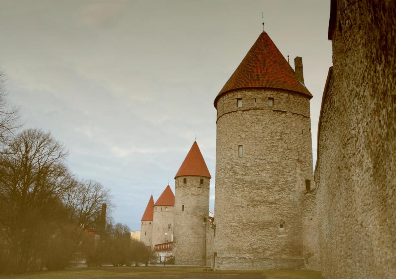 tallinn s medieval defensive city walls towers around old town